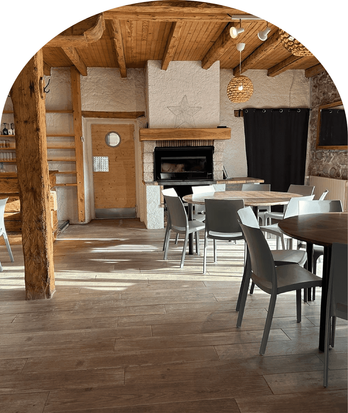 Charmant intérieur du 18e siècle avec cheminée