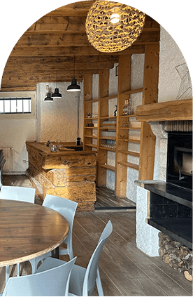 Intérieur boisé avec bar et cheminée