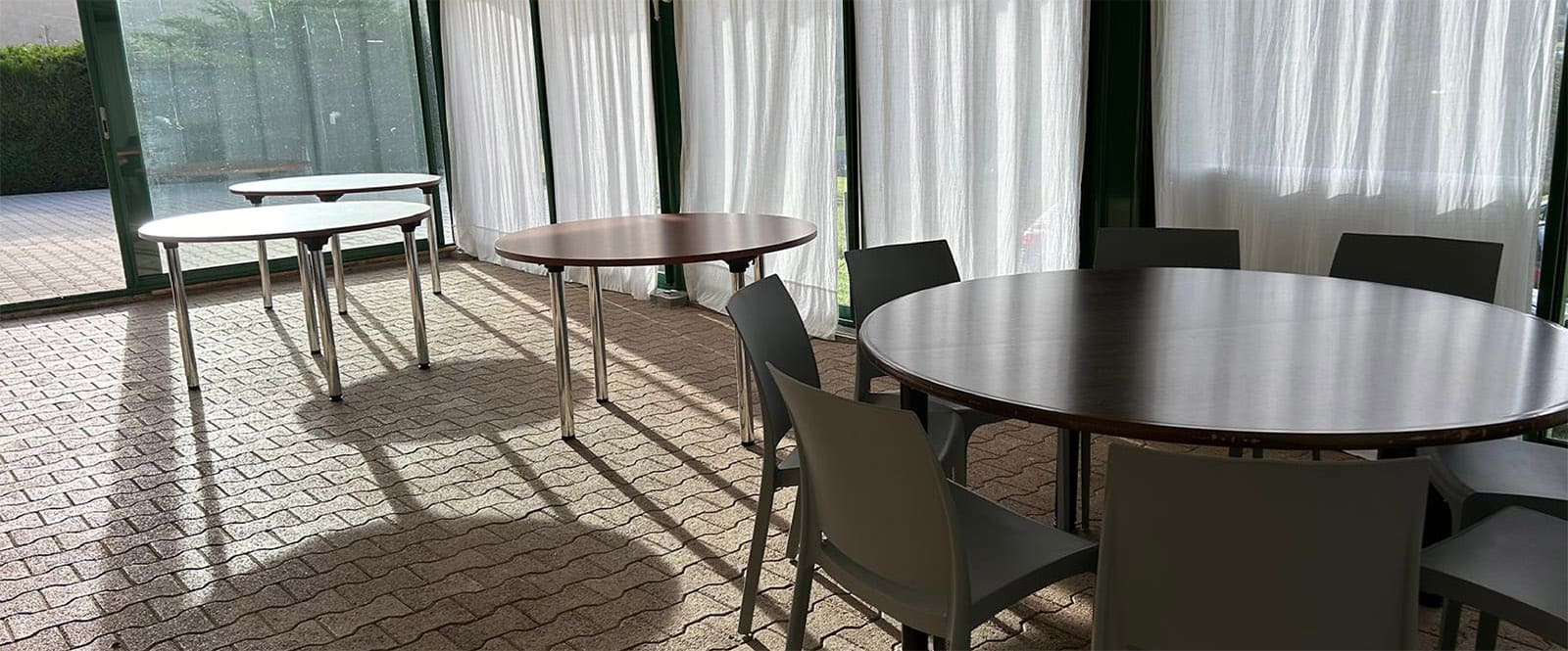 Véranda pouvant accueillir 30 personnes assises et 50 personnes debout